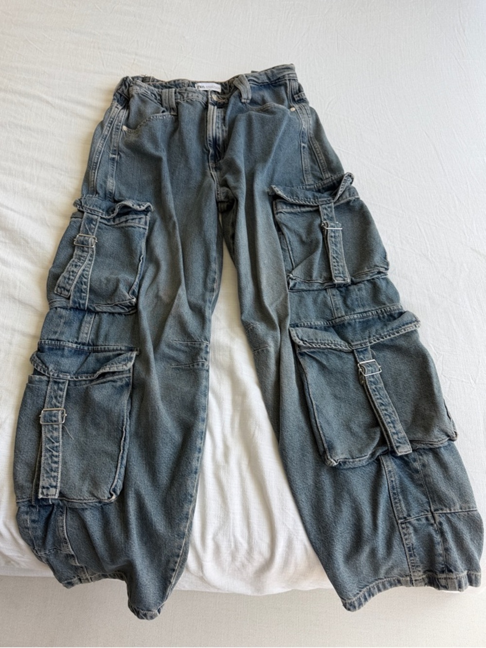 Zara woman  Relaxed Cargo Jeans in Washed Blue
